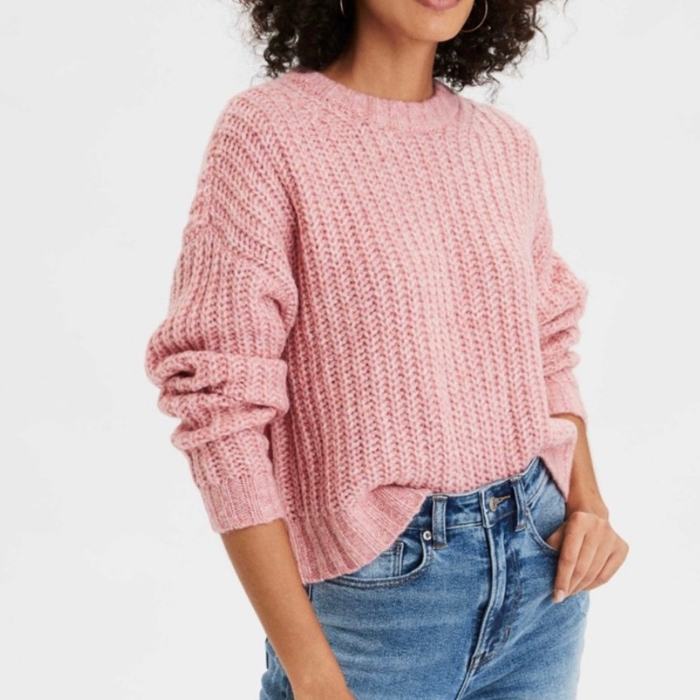 Light pink crew neck sweater. American eagle